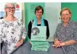  ?? FOTO: G. BARTSCH ?? Christine Hartung, Ulrike Schrader und Antonia Dicken-Begrich (v. l.) zeigen das neue Buch.