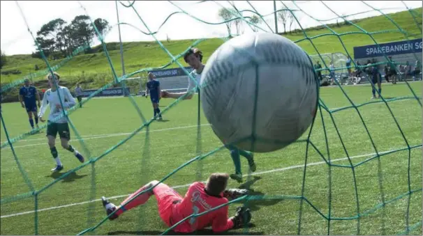  ??  ?? FIL vartet opp med festfotbal­l. Ballen lå flere ganger i nota, og FIL burde vunnet med et par mål til. Her er det Carl Joseph Egeland Anderson som klinker ballen i garnet, etter pasning fra Dani Alashoti. Dette målet ble imidlertid avblåst for offside.