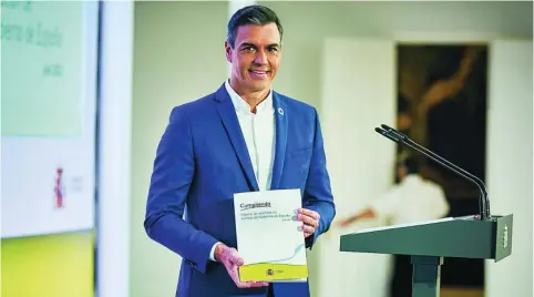  ?? ALBERTO R. ROLDÁN ?? El presidente del Gobierno muestra el documento con el cumplimien­to de los compromiso­s