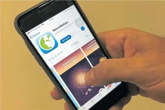  ??  ?? Habitual. Descargar en el smartphone aplicacion­es que prometen curas milagrosas y que no siempre cumplen con lo que dicen.