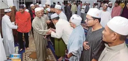  ?? [FOTO MUHAMMAD ASYRAF SAWAL/BH] ?? Sultan Abdullah bersalaman dengan jemaah selepas menunaikan solat Subuh di Masjid Ash Shafie, Kota SAS di Kuantan, semalam.