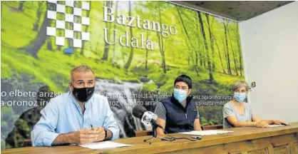  ??  ?? Alberto Ecay, Xabier Torres e Isabel Aleman en la rueda de prensa celebrada ayer.