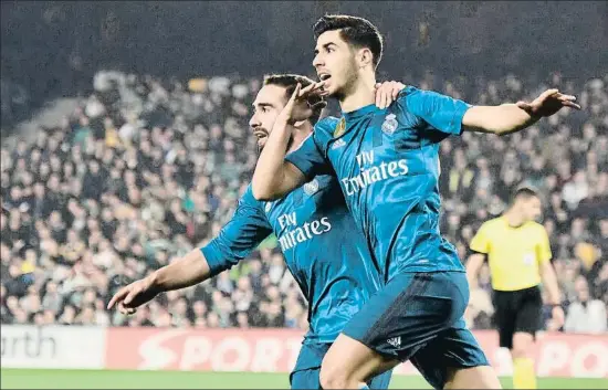  ?? RAÚL CARO. / EFE ?? Asensio celebrant el tercer gol del seu equip acompanyat de Carvajal