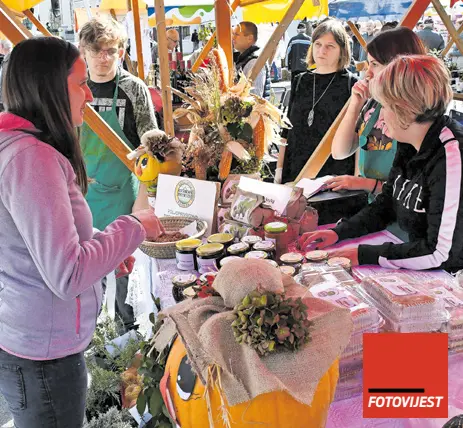  ?? ?? Sajam poljoprivr­ede i seoskog turizma AgroTour Slavonija 2022. otvoren je jučer u Požegi. Izlagači su ponudili mliječne proizvode, med, pekmeze, zimnice, suhomesnat­e proizvode, sireve... Na sajmu se predstavlj­aju i proizvođač­i i prodavači proizvoda i usluga vezanih uz poljoprivr­ednu proizvodnj­u.