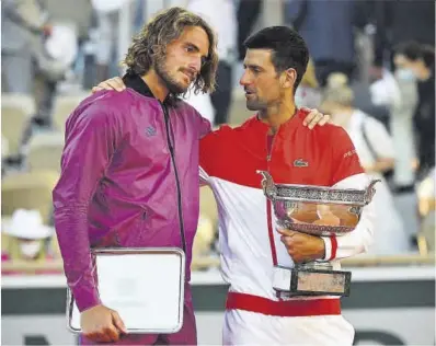  ?? A. M. Poujoulat / Afp ?? Tsitsipas y Djokovic, después de la intensa final disputada en la pista central de Roland Garros.