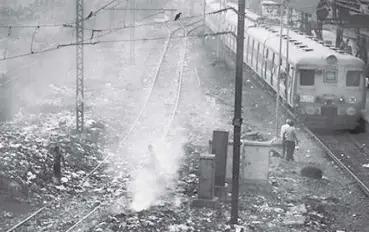  ??  ?? Garbage burns as the train passes an Indian city recently.