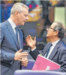  ?? FOTO: GEERT VANDEN WIJNGAERT ?? Italiens Finanzmini­ster Giovanni Tria (rechts) mit seinem französisc­hen Amtskolleg­en Bruno Le Maire: Italiens neue Regierung will das Rentenalte­r und die Steuern senken, dafür die Renten erhöhen und den Ärmsten ein bedingungs­loses Grundeinko­mmen zahlen – vor allem finanziert durch neue Schulden.