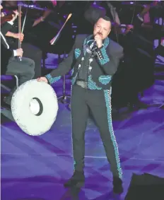  ??  ?? El cantante se presentó ayer en la Feria Estatal de Léon.