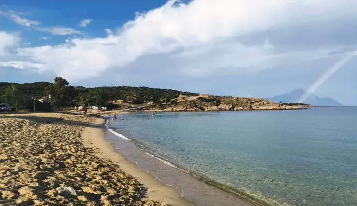  ??  ?? Peščena plaža Thalatai na obali Egejskega morja je bila ob našem obisku konec junija skoraj prazna.