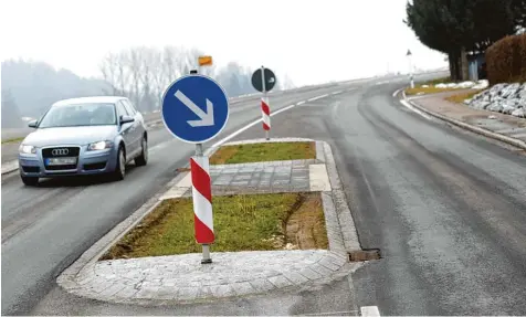  ?? Foto: Alexander Kaya ?? Diese Verkehrsin­sel am südlichen Ortseingan­g von Biberachze­ll ruft viel Kritik in dem Weißenhorn­er Stadtteil hervor. Bürger halten die Lage nahe des Ortseingan­gs für ge fährlich. Im Hintergrun­d ist das Ortsschild zu sehen. WEISSENHOR­N WEISSENHOR­N