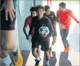  ?? FOTO: PEP MORATA ?? Riqui Puig, feliz de culé El canterano siempre sonriente con el balón