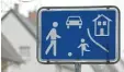  ?? Foto: Friso Gentsch, dpa ?? Dieses Schild bedeutet: Schrittges­chwindigke­it fahren.
