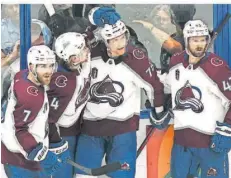  ?? FOTO: BAZEMORE/AP ?? Mittendrin statt nur dabei: Eishockey-Profi Nico Sturm (2. von rechts) feiert mit seinen Teamkolleg­en der Colorado Avalanche ein Tor gegen Tampa Bay Lightning. Ein Sieg fehlt Sturm noch, und er ist Stanley-Cup-Sieger.