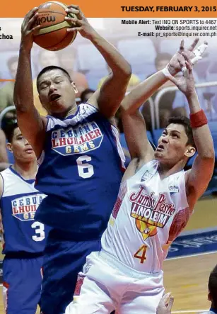  ?? AUGUST DELACRUZ ?? CEBUANALhu­illier muscleman Norbert Torres beats Maclean Sabelina of Jumbo Plastic to the rebound in yesterday’s game at Filoil Flying VArena.