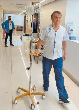  ?? PRESIDENCI­A DE BRASIL ?? PASEO. El presidente recorre un pasillo del hospital paulista.