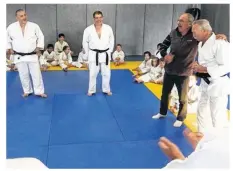  ??  ?? David Drapeau, et Philippe Devineau, responsabl­es férrérois du judo, ont compliment­é Bernard Guedeville pour sa ceinture noire 2e Dan.