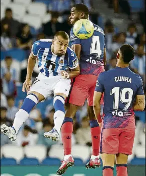  ?? FOTO: EFE ?? Rafinha Alcántara salta con Kondogbia en la última jornada de Liga