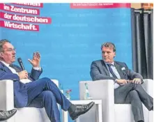  ?? RP-FOTO: NOP ?? Der Moerser Bürgermeis­ter Christoph Fleischhau­er (r.) und Eckhard Brockhoff auf dem Podium beim „Forum Handwerk Region “.