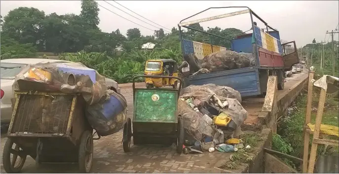  ?? ABIMBOLA AKOSILE ?? Local waste transfer process in Lagos