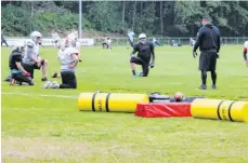  ?? FOTO: ELENA KRETSCHMER ?? Training mit Abstand: Seit etwa drei Wochen darf die Football-Jugend der Aalen Legions wieder üben. Die Trainer wie Yavuz Demirtas (rechts) sind angehalten, stets auf den Abstand zu achten.