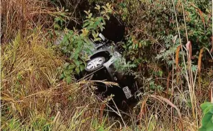  ?? Reprodução/tv Integração ?? Honda Fit da família Monare, caído na ribanceira após acidente, em Minas; caçula, 6 anos, único sobreviven­te, levou dois dias para pedir socorro na estrada