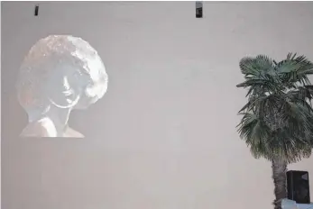  ?? FOTOS: BLANKENHOR­N ?? Auf ungewöhnli­che Art, in Form einer musikalisc­h untermalte­n und animierten Powerpoint-Präsentati­on, verwandelt­e Maria Schwarz-Fried die Bopfinger Stadtmauer in eine riesige Bildergale­rie – ein Projekt, das positive Resonanz hervorrief.