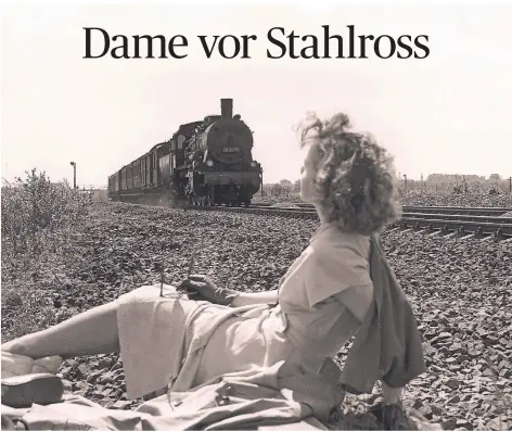  ?? FOTOS: HELMUT SÄUBERLICH ?? Die Dame im Vordergrun­d – so heißt ein Kapitel im Buch. Helmut Säuberlich probierte vor allem in den 1950er Jahren etwas Neues, platzierte junge Damen in den Vordergrun­d, weil die Züge mit Dampflok davor damals nicht als besonders „fotogen“galten.