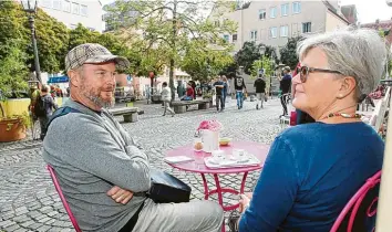  ?? Fotos: Annette Zoepf ?? Peter Sturm und Inga Paula sitzen am Holbein-Platz vor dem Bittersüß und lassen sich das Leben schmecken. Bestellt haben Sie einen Espresso und Trüffelpra­linen. Die Straßenmus­ik im Hintergrun­d rundet für sie das Erlebnis ab.