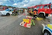  ?? ?? Ein großes Aufgebot an Rettungskr­äften war nach dem Unfall auf der B25 bei Ebermergen vor Ort.