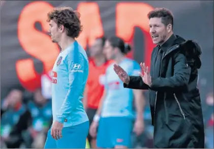  ?? / DAVID S. BUSTAMANTE (GETTY) ?? Simeone da instruccio­nes a Griezmann en el Rayo-Atlético del 16 de febrero.