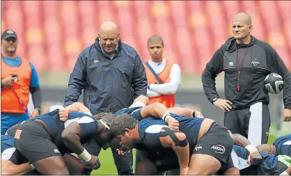  ?? Picture: GALLO IMAGES/RICHARD HUGGARD ?? HARD WORK: Southern Kings head coach Deon Davids, centre, drills his pack ahead of this weekend’s PRO14 clash. Davids is watched by forwards coach Barend Pieterse, right