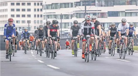  ?? RP-FOTO: BAUER ?? Nicht nur für die Tour – hier die Generalpro­be „Race am Rhein“- sollen viele Radfahrer durch die Stadt fahren. Das Event soll den Radverkehr stärken.