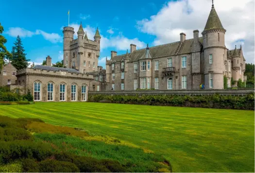  ??  ?? Le château de Balmoral, en Écosse, très apprécié de la famille royale, et résidence d'été de la reine Élisabeth II et de son époux.