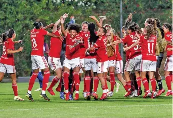  ??  ?? A festa das jogadoras encarnadas após o triunfo sobre o Twente