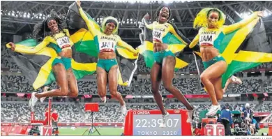  ?? VALDRIN XHEMAJ / EFE ?? Las integrante­s del relevo jamaicano, campeón olímpico de 4x100, se divierten para posar delante de la marca.