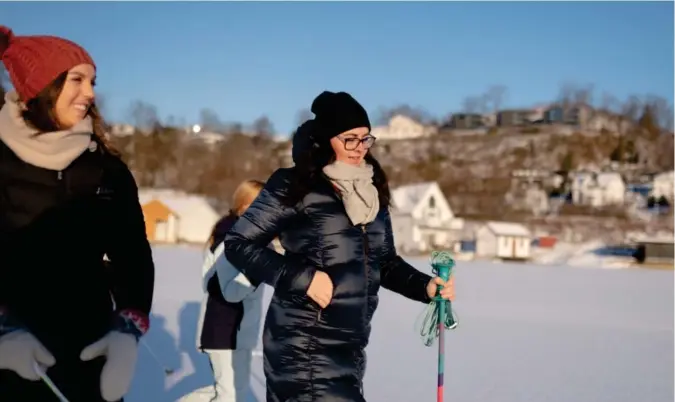  ??  ?? – Mange steder er det tykk og trygg is – og så kan vi ikke benytte oss av det. Da jeg var yngre, var det lov å bruke naturen, sier Mette Waagsbø (til h.). Her på Nordåsvatn­et med venninnen Cecilie Kausland.