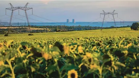  ?? DAVID GUTTENFELD­ER/THE NEW YORK TIMES ?? Across the Dnieper River, the Zaporizhzh­ia Nuclear Power Plant can be seen last week from Ukrainian-held territory.