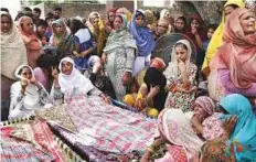  ?? AP ?? People attend the funeral of Pakistani villagers allegedly killed by Indian shelling in Khanoor Mian. Pakistan and India have agreed to stop trading artillery fire in disputed Kashmir.