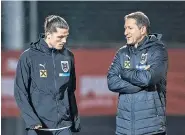  ?? ?? Marcel Sabitzer im Gespräch mit Teamchef Franco Foda. Der BayernLegi­onär hat in 57 Länderspie­len zehn Tore erzielt. Ein Zuwachs ist gegen Moldau nicht auszuschli­eßen.