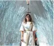  ?? FOTO: AFP ?? Nein, das ist keine Szene aus „Carrie“oder „Shining“. Melania Trump präsentier­t die Weihnachts­deko im Weißen Haus.