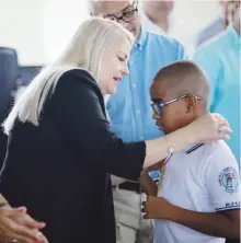  ??  ?? BIENVENIDA. Arriba, Wanda Vázquez, junto al secretario de Educación, Eligio Hernández, llegaron a la escuela Ramón Marín Solá en Guaynabo. Mientras, otros planteles en la Isla seguían en mantenimie­nto.