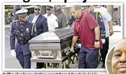  ??  ?? Coffin of subway station agent Darryl Goodwin (r.) is carried Monday by a transit union honor guard in the Bronx.