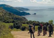  ??  ?? Gallery Dall’alto: il panorama di Manciano, le indicazion­i lungo il percorso e l’arrivo verso Porto Ercole (immagine da www.carlagae. com)