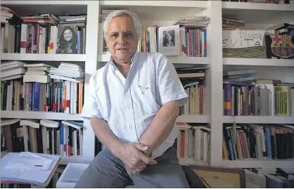 ?? DAVID CASTRO ?? El periodista y escritor Juan Cruz, ante sus libros, en su domicilio madrileño.