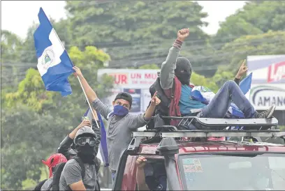  ??  ?? Grupos de paramilita­res y civiles sandinista­s armados recorren los barrios de la capital de Nicaragua para reprimir o asesinar a quienes se opongan al régimen de Daniel Ortega.