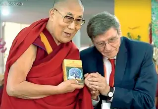  ??  ?? Dalai Valentino Lama Giacomin, trevigiano, nel recente incontro con il Dalai Lama che ha visitato le sue scuole in India