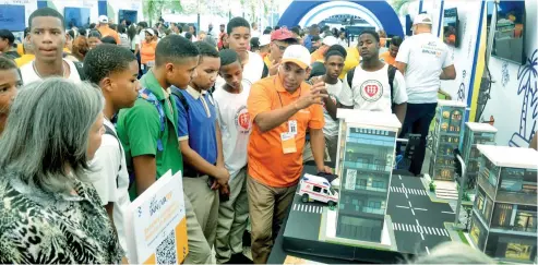  ?? FÉLIX DE LA CRUZ ?? Alumnos de distintos centros educativos están acudiendo a la feria de innovación tecnológic­a.