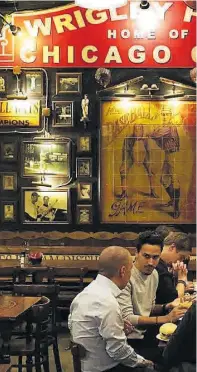  ??  ?? Arriba, un clásico eterno: el Frankfurt Jazzband, pegado a la puerta de Apolo. Sobre estas líneas, Sonora Sport Tavern, junto a Razzmatazz.