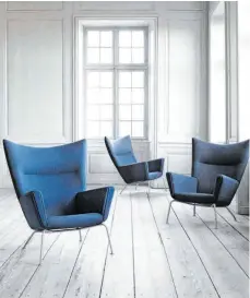  ?? FOTO: CARL HANSEN & SON/DPA ?? Designer setzen aktuell auch auf das dunkle Nachtblau – so zum Beispiel die Sessel von Carl Hansen & Son.