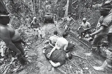  ??  ?? Ka’apor Indians tie up loggers during a jungle expedition in the Alto Turiacu Indian Territory.. (Photo: deakin)